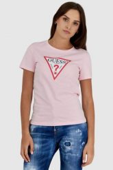 GUESS Różowy t-shirt damski z trójkątnym logo. Czerwone t-shirty damskie Guess, s, z aplikacjami, bez kołnierzyka. W wyprzedaży za 99.99 zł.