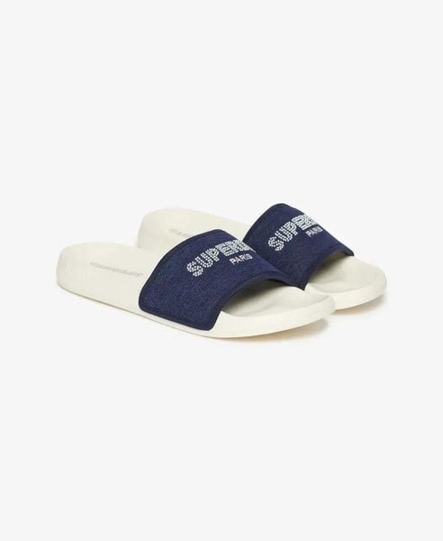 Superdry Klapki Rhinestone Luxe z EVA – OFF WHITE. Białe klapki damskie Superdry, bez wzorów, bez obcasa, bez zapięcia. Za 120.70 zł.