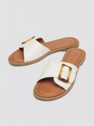 S.Oliver Klapki w kolorze białym rozmiar: 39. Białe klapki damskie S.Oliver, bez wzorów, z otwartym noskiem, bez obcasa, bez zapięcia. Za 144.58 zł.