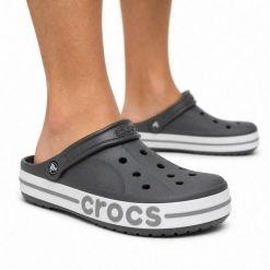 Klapki chodaki sportowe Crocs BAYABAND CLOG. Białe klapki damskie Crocs, bez wzorów, z materiału, bez obcasa, bez zapięcia. Za 219.00 zł.
