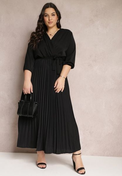 Czarna Kopertowa Sukienka z Gumką i Paskiem w Talii Zdobiona Plisowaniem Kaylina. Czarne sukienki damskie Renee, z aplikacjami, bez ramiączek. Za 79.99 zł.