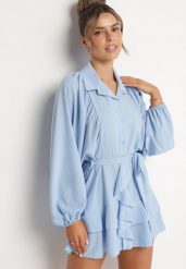 Jasnoniebieska Sukienka Ozdobiona Paskiem i Falbanami Divilena. Niebieskie sukienki damskie Born2be, bez wzorów, z jeansu, eleganckie, bez ramiączek. W wyprzedaży za 76.49 zł.