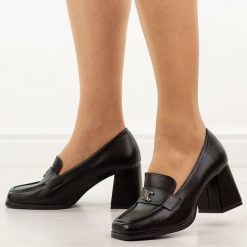 Czarne półbuty damskie na słupku Potocki 12783. Czarne półbuty damskie POTOCKI, na jesień, z aplikacjami, z materiału, bez obcasa, na obcasie, bez zapięcia. Za 189.00 zł.