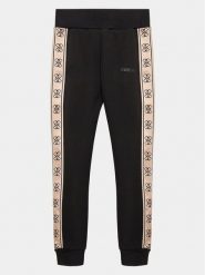 Guess Spodnie dresowe J2YQ27 KB3P2 Czarny Relaxed Fit. Czarne spodnie dresowe dziewczęce Guess, z aplikacjami, z dresówki. Za 199.99 zł.