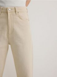 Jeansy mom fit slim - beżowy. Brązowe jeansy damskie Reserved, z podwyższonym stanem. W wyprzedaży za 99.99 zł.