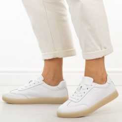 Białe skórzane półbuty damskie Sergio Leone Sp118. Białe półbuty damskie Sergio Leone, na lato, bez wzorów, z jeansu, z okrągłym noskiem, bez obcasa, bez zapięcia. Za 199.00 zł.