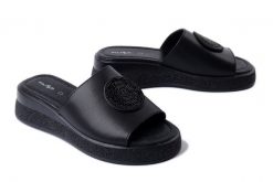 FILIPPO DK6987/25 BK czarny, klapki damskie. Czarne klapki damskie Filippo, z aplikacjami, bez obcasa, na koturnie, bez zapięcia. Za 148.67 zł.