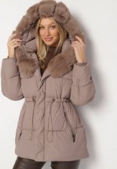 Ciemnobeżowa Kurtka z Pikowanymi Przeszyciami i Kapturem z Futerkiem Galiadia. Brązowe kurtki sportowe damskie Born2be, l, bez wzorów, z jeansu. Za 229.99 zł.