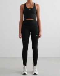 Damskie legginsy z wysokim stanem, squat proof, z tylną kieszenią Core czarne. Czarne legginsy damskie Aim'n, xl, bez wzorów, z elastanu, z podwyższonym stanem, do biegania. Za 305.00 zł.
