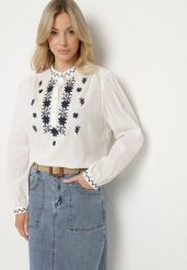 Biała Koszula z Bawełny ze Stójką i Guzikami Zdobiona Haftem Gonithiel. Białe koszule damskie Born2be, m, z aplikacjami, z bawełny, eleganckie, bez kołnierzyka, bez ramiączek. Za 99.99 zł.