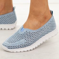 Niebieskie ażuowe skórzane półbuty damskie Vinceza 93220. Niebieskie półbuty damskie VINCEZA, na jesień, bez wzorów, z jeansu, z okrągłym noskiem, bez obcasa, na płaskiej podeszwie, bez zapięcia. W wyprzedaży za 192.72 zł.