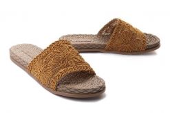 ARTIKER RELAKS 52C1156 orange, klapki damskie. Brązowe klapki damskie Artiker Relaks, bez wzorów, bez obcasa, na obcasie, bez zapięcia. Za 56.99 zł.