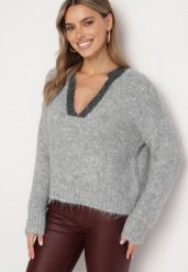 Szary Krótki Sweter z Wełną i Głębokim Dekoltem w Serek Savalithia. Szare swetry klasyczne damskie Born2be, na zimę, z wełny, bez kołnierzyka. Za 149.99 zł.