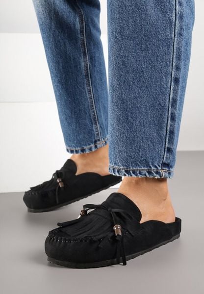 Czarne Klapki z Frędzlami i Kokardą Narialla. Czarne klapki damskie Born2be, bez wzorów, bez obcasa, na płaskiej podeszwie, bez zapięcia. Za 89.99 zł.