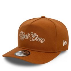 Czapka z daszkiem New Era. Brązowe czapki z daszkiem damskie New Era, bez wzorów. Za 179.99 zł.