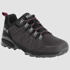 Buty trekkingowe damskie Jack Wolfskin Refugio Texapore Low. Czerwone obuwie trekkingowe damskie Jack Wolfskin, z materiału, bez zapięcia. Za 518.00 zł.