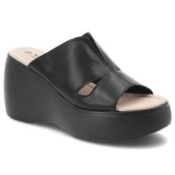 Klapki damskie S. Barski, na koturnie ze skóry licowej z wygodnymi wkładkami, czarne, LR51-541. Czarne klapki damskie S.BARSKI, bez wzorów, ze skóry, bez obcasa, na koturnie, bez zapięcia. Za 159.00 zł.