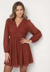 Brązowa Rozkloszowana Sukienka z Tkaniny Plumeti z Dekoltem w Serek Zeniasa. Brązowe sukienki damskie Born2be, bez wzorów, z tkaniny, bez ramiączek. Za 149.99 zł.