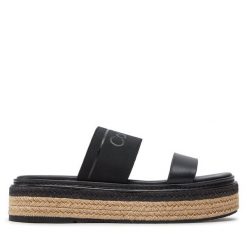 Klapki Calvin Klein. Czarne klapki damskie Calvin Klein, bez wzorów, bez obcasa, bez zapięcia. Za 649.99 zł.