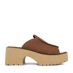 Klapki JENNY. Brązowe klapki damskie Jenny, bez wzorów, bez obcasa, bez zapięcia. Za 139.99 zł.