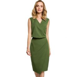 Sukienka elegancka ołówkowa do pracy kopertowy dekolt zielona. Zielone sukienki damskie Sukienki.shop, bez wzorów, biznesowe, bez ramiączek. Za 129.00 zł.