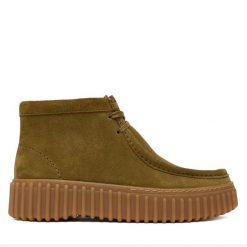 Trzewiki Clarks. Brązowe botki damskie Clarks, bez obcasa, na płaskiej podeszwie, bez zapięcia. Za 569.99 zł.