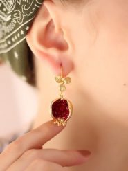 L'Atelier de Gaia Pozłacane kolczyki-kreole z kryształami rozmiar: onesize. Czerwone kolczyki damskie L'Atelier de Gaia, z kryształem, pozłacane, z zapięciem typu bigiel. Za 79.21 zł.