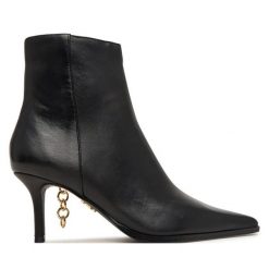 Botki Steve Madden. Czarne botki damskie Steve Madden, bez obcasa, na płaskiej podeszwie, bez zapięcia. Za 689.99 zł.