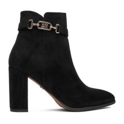 Botki Nine West. Czarne botki damskie Nine West, bez obcasa, na słupku, bez zapięcia. Za 289.99 zł.
