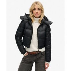 Kurtka z kapturem Crop Hooded Fuji. Czarne kurtki damskie Superdry, bez wzorów, z kapturem. W wyprzedaży za 333.30 zł.
