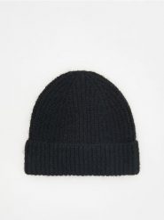 Czapka beanie z domieszką wełny - czarny. Czarne czapki damskie Reserved, bez wzorów, z wełny. W wyprzedaży za 35.99 zł.