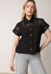 Czarna Koszula z Wiskozy na Krótki Rękaw z Ażurowymi Wstawkami Kakara. Czarne koszule damskie Born2be, m, w ażurowe wzory, z jeansu, biznesowe, bez kołnierzyka, bez ramiączek. Za 79.99 zł.