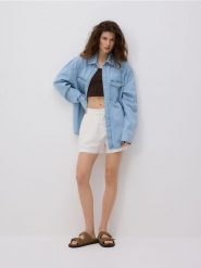 Jeansowa koszula oversize - niebieski. Niebieskie koszule damskie Reserved, l, bez wzorów, z bawełny, bez kołnierzyka, bez ramiączek. W wyprzedaży za 49.99 zł.