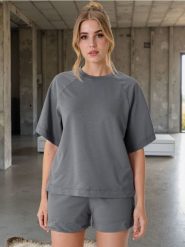 Bluza z krótkim rękawem soft touch - niebieski. Niebieskie bluzy damskie Sinsay, l, bez wzorów, z dzianiny, bez kaptura. Za 39.99 zł.