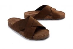 YOKONO JERBA-300 nob mocha, klapki damskie. Brązowe klapki damskie Yokono, bez wzorów, ze skóry, bez obcasa, bez zapięcia. Za 189.90 zł.