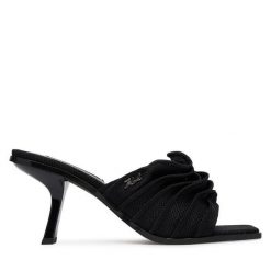 Klapki KARL LAGERFELD. Czarne klapki damskie KARL LAGERFELD, bez wzorów, bez obcasa, bez zapięcia. Za 842.99 zł.