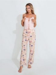 Wiskozowa piżama dwuczęściowa z motywem kwiatowym - różowy. Czerwone piżamy damskie Sinsay, bez wzorów, z wiskozy, bez ramiączek. Za 59.99 zł.