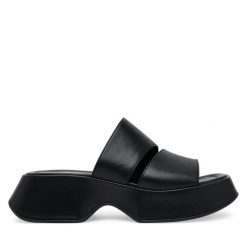 Klapki Vic Matié. Czarne klapki damskie Vic Matié, bez wzorów, bez obcasa, bez zapięcia. Za 789.99 zł.