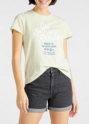 LEE GRAPHIC TEE DAMSKI T-SHIRT KOSZULKA NADRUK LOGO REGULAR FIT SUMMER GREEN L41AEPNK 112108854. Zielone bluzki damskie Lee, l, bez wzorów, bez kołnierzyka, bez ramiączek. Za 69.99 zł.