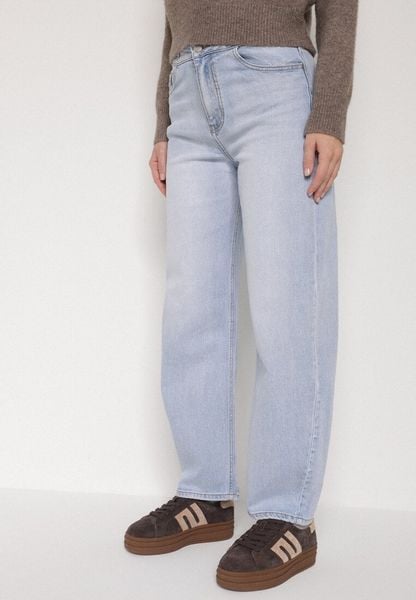 Niebieskie Jeansy o Fasonie Slouchy z Wysokim Stanem Zarinvia. Niebieskie jeansy damskie Born2be, z podwyższonym stanem. Za 119.99 zł.