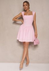 Różowa Sukienka o Rozkloszowanym Kroju z Kwadratowym Dekoltem Halivira. Czerwone sukienki damskie Renee, bez wzorów, eleganckie, bez ramiączek. W wyprzedaży za 143.99 zł.