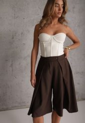 Brązowe Szeroki Szorty Eleganckie Bermudy High Waist z Zaszewkami w Talii Choniala. Brązowe szorty damskie Renee, bez wzorów, z podwyższonym stanem. Za 119.99 zł.