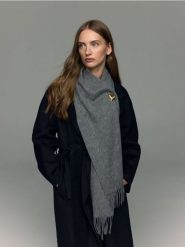 Wełniany szalik - ciemnoszary. Szare szaliki damskie Reserved, bez wzorów, z wełny. Za 199.99 zł.