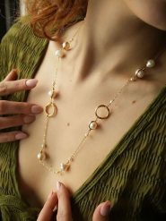 L'Atelier de Gaia Pozłacany naszyjnik z perłami - dł. 70 cm rozmiar: onesize. Białe naszyjniki damskie L'Atelier de Gaia, z perłą, pozłacane. Za 135.81 zł.