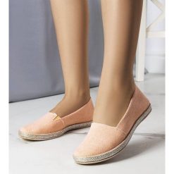 Różowe espadryle damskie Amiral. Czerwone espadryle damskie bez wzorów, z tkaniny, bez obcasa. Za 66.39 zł.