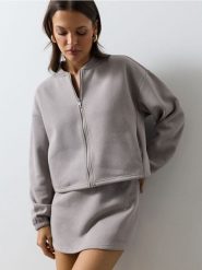 Krótka bluza z błyszczącymi aplikacjami - szary. Szare bluzy damskie Sinsay, l, z aplikacjami, bez kaptura. Za 59.99 zł.