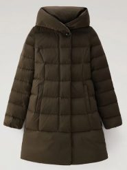 Woolrich Kurtka puchowa w kolorze khaki rozmiar: S. Brązowe kurtki damskie Woolrich, s, bez wzorów, z puchu, bez kaptura. Za 1,273.88 zł.