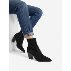Botki Nine West. Czarne botki damskie Nine West, bez obcasa, na słupku, bez zapięcia. Za 329.99 zł.