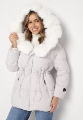 Biała Kurtka z Pikowanymi Przeszyciami i Kapturem z Futerkiem Galiadia. Białe kurtki sportowe damskie Born2be, l, bez wzorów, z jeansu. Za 229.99 zł.