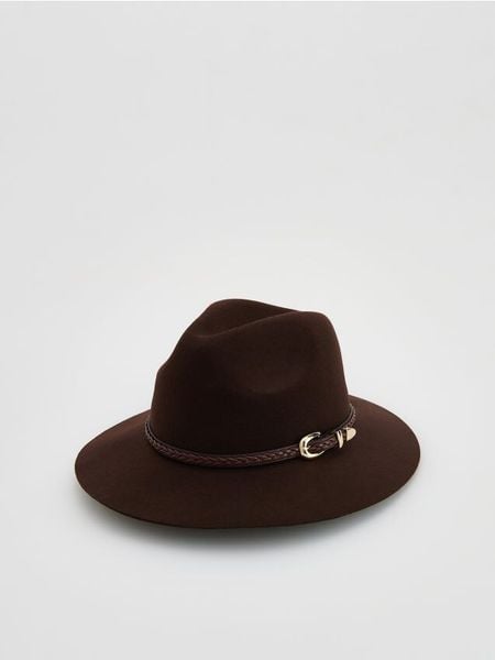 Wełniany kapelusz z klamrą - ciemnobrązowy. Brązowe kapelusze damskie Reserved, bez wzorów, z wełny. Za 119.99 zł.